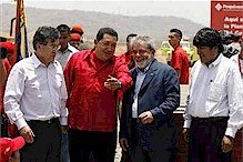 I presidenti Hugo Chvez e Incio Lula da Silva, accompagnati dai loro colleghi di Paraguay, Nicanor Duarte e della Bolivia, Evo Morales, hanno collocato la prima pietra del pi moderno Complesso Petrolchimico della regione, un progetto congiunto tra le imprese Pequiven, del Venezuela e la sua omologa brasiliana Braskem.