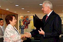 I documenti sono stati firmati dai ministri Rafael Ramrez per il Venezuela e Martha Lomas per Cuba.