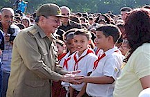 Alla fine della cerimonia, Ral ha salutato i pioneri e gli insegnanti della Ciudad Escolar Libertad. 