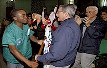 Jos Ramn Balaguer consegna la bandiera al Contingente Henry Reeve  e il medico dellHonduras, Luther Castillo, riceve linsegna. 