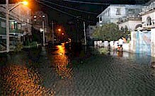 Come aveva avvisato lo Stato Maggiore della Difesa Civile, nella notte sono avvenute penetrazioni del mare nelle zone di costa e soprattutto nelle aree del Malecn. Foto: AIN