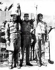  storica limmagine in cui lallora Comandante di Divisione Ral Castro Ruz, Ministro delle  Forze Armate Rivoluzionarie della Repubblica di Cuba, scambi il berretti di sergente delle FAR di  Alfredo Luis Fuentes, con il sombrero di foglie di palma del membro della Colonna Giovanile del Centenario Walter Pupo e, alzando le loro braccia in gesto simbolico, sanc la creazione dellEsercito Giovanile del Lavoro, (EJT).