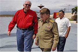 Ral riceve Rafael Ramrez. Con loro Adel Yzquierdo, ministro dEconomia e Pianificazione. Foto: Estudios Revolucin 